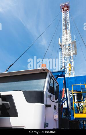 Mobiles Bohrgerät aus nächster Nähe. Bohren und Service von Öl- und Gasbrunnen Stockfoto