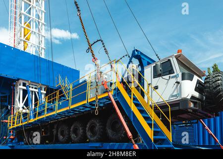 Mobiles Bohrgerät aus nächster Nähe. Bohren und Service von Öl- und Gasbrunnen Stockfoto
