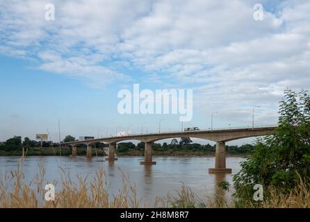 Nong Khai. 15th. November 2021. Das am 15. November 2021 in der thailändischen Provinz Nong Khai aufgenommene Foto zeigt einen Lastwagen, der von Laos über die Thai-Lao-Freundschaftsbrücke 1st nach Thailand fährt. UM MIT "Feature: Thai Grenzregion erwartet China-Laos Eisenbahn-Boom" zu GEHEN Quelle: Lin Hao/Xinhua/Alamy Live News Stockfoto