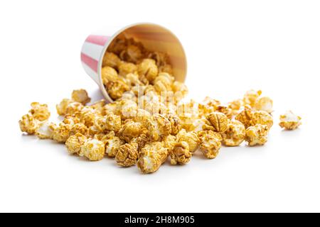 Süßes Karamell-Popcorn in Papierbecher isoliert auf weißem Hintergrund.