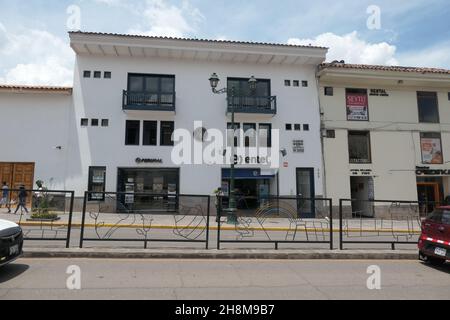 Geschäfte und Barriere in Cusco Peru Stadt Kunstwerke neuer Stil Design Design Aussehen Balkons Leute Autohäuser Geschäfte Apothekenlampen Licht Stockfoto