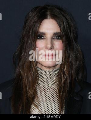 Los Angeles, Usa. 30th. November 2021. LOS ANGELES, KALIFORNIEN, USA - 30. NOVEMBER: Die Schauspielerin Sandra Bullock im Jumpsuit von Stella McCartney und Tyler Ellis CLUTCH treffen bei der Los Angeles Premiere von Netflix's „The Unforgivable“ ein, die am 30. November 2021 im Directors Guild of America Theatre in Los Angeles, Kalifornien, USA, stattfand. (Foto: Xavier Collin/Image Press Agency/Sipa USA) Quelle: SIPA USA/Alamy Live News Stockfoto