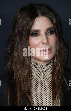 Los Angeles, Usa. 30th. November 2021. LOS ANGELES, KALIFORNIEN, USA - 30. NOVEMBER: Die Schauspielerin Sandra Bullock im Jumpsuit von Stella McCartney und Tyler Ellis CLUTCH treffen bei der Los Angeles Premiere von Netflix's „The Unforgivable“ ein, die am 30. November 2021 im Directors Guild of America Theatre in Los Angeles, Kalifornien, USA, stattfand. (Foto: Xavier Collin/Image Press Agency/Sipa USA) Quelle: SIPA USA/Alamy Live News Stockfoto