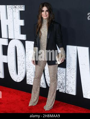 Los Angeles, Usa. 30th. November 2021. LOS ANGELES, KALIFORNIEN, USA - 30. NOVEMBER: Die Schauspielerin Sandra Bullock im Jumpsuit von Stella McCartney und Tyler Ellis CLUTCH treffen bei der Los Angeles Premiere von Netflix's „The Unforgivable“ ein, die am 30. November 2021 im Directors Guild of America Theatre in Los Angeles, Kalifornien, USA, stattfand. (Foto: Xavier Collin/Image Press Agency/Sipa USA) Quelle: SIPA USA/Alamy Live News Stockfoto