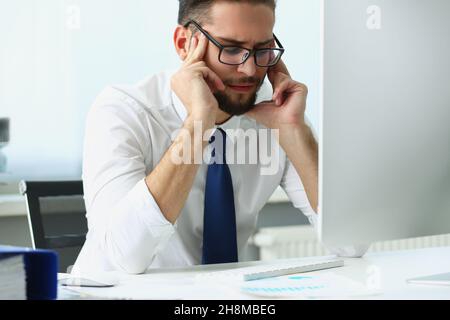 Müde Angestellte massieren Gesicht mit Finger sitzen vor dem Computer, nicht wohl fühlen Stockfoto