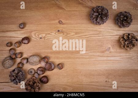 Holzhintergrund mit Tannenzapfen, Herbst Stockfoto