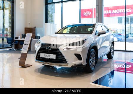 Minsk, Weißrussland - 25. Nov 2021: Weißer Luxus-SUV Lexus NX200 im Showroom des Händlerbetriebs Stockfoto