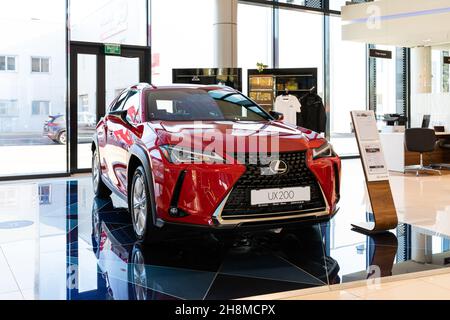 Minsk, Weißrussland - 25. Nov 2021: Roter Lexus UX200 SUV bei einem Premium-Autohaus Stockfoto