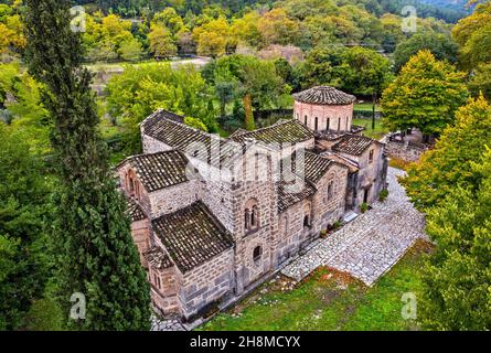 Die byzantinische Kirche Porta Panagia, in der Nähe der Stadt Pyli, direkt neben dem Fluss Portaikos, Trikala, Thessalien, Griechenland. Stockfoto