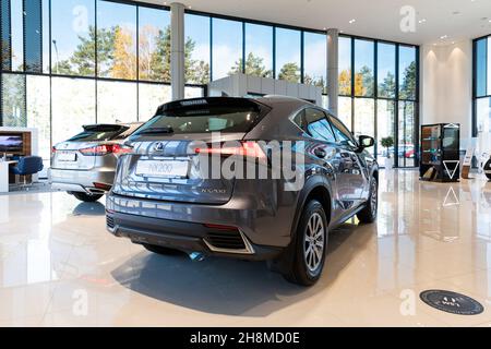 Minsk, Weißrussland - 25. Nov 2021: Neue Lexus SUVs im Showroom des Händlerbetriebs Stockfoto