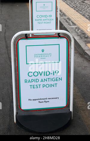 Schilder vor der Apotheke, die als Covid-19-Teststation genutzt wird, Fira, Santorini, Griechenland Stockfoto