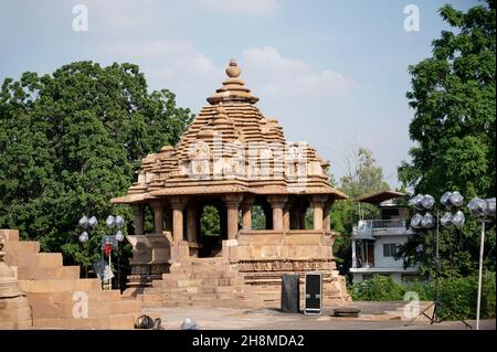 VISHWANATH Tempel: Facade - Nandi Schrein, Western Group, Khajuraho, Madhya Pradesh, Indien, UNESCO-Weltkulturerbe Stockfoto