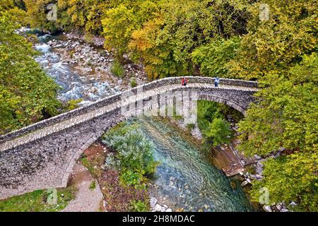 Pili alte Stein gewölbten Brücke, auch bekannt als "Porta Panagia" Brücke, in der Nähe von Pili Stadt Trikala, Thessalien, Griechenland. Stockfoto