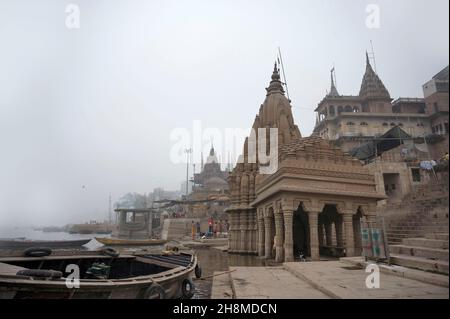 Ratneshwar Mahadev Mandir oder Tempel in Manikaran Ghat. Neigt sich 9 Grad nach hinten und liegt fast das ganze Jahr über unter Wasser. Varanasi, Uttar Pradesh, Stockfoto