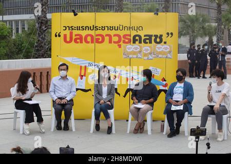 Bangkok, Bangkok, Thailand. 30th. November 2021. Herr Chaturong Chaisang, ehemaliger stellvertretender Premierminister und Frau Tasanee Buranupakorn, eine Abgeordnete der Phebu Thai Party in Chiang Mai, und zwei weitere Redner gaben den MCS Interviews über ihre Verhaftungen durch NCPO-Befehle. Nach dem Putsch übernahm General Prayut Chan-o-cha die Macht. (Bild: © Atiwat Silpamethanont/Pacific Press via ZUMA Press Wire) Stockfoto