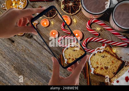 Festliche Lebkuchenfiguren neben Kerzen und Bonbons Stockfoto