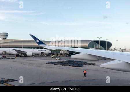 Ein Blick vom Fenster auf den Flügel eines Air France-Jets, der an der von Carlos Zapata entworfenen, von LATAM entworfenen Messe J vorbeirollt, auf dem Miami International Airport in Miami, Florida. Stockfoto