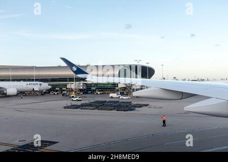 Ein Blick vom Fenster auf den Flügel eines Air France-Jets, der an der von Carlos Zapata entworfenen, von LATAM entworfenen Messe J vorbeirollt, auf dem Miami International Airport in Miami, Florida. Stockfoto