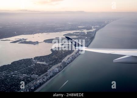 Ein Luftbild, das nördlich der Küste von Süd-Florida, Miami Beach, Sufside und Bal Harbour von einem Air France-Flugzeug aus blickt, das gerade vom Miami International Airport in Miami, Florida, gestartet ist. Stockfoto