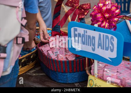 Bangkok, Thailand. 01st Dez 2021. Während der Kampagnen zum Welt-Aids-Tag 2021 in Bangkok wurden Körbe mit Kondomen und einem Schild mit der Aufschrift "Ending AIDS" gesehen.die Kampagnen zum Welt-Aids-Tag 2021 wurden im Distrikt Ratchathewi, Bangkok, am Siegesdenkmal anlässlich des Welt-Aids-Tages 2021 abgehalten. Das Thema des Welt-Aids-Tages 2021 der Weltgesundheitsorganisation (WHO) lautet „Beseitigung von Ungleichheiten. End AIDS“. „mit einem besonderen Fokus darauf, die zurückgelassenen Menschen zu erreichen und die wachsenden Ungleichheiten beim Zugang zu wichtigen HIV-Dienstleistungen hervorzuheben. Kredit: SOPA Images Limited/Alamy Live Nachrichten Stockfoto