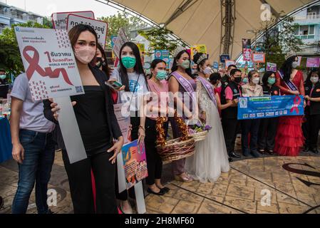 Bangkok, Thailand. 01st Dez 2021. Aktivisten halten Plakate während der Kampagnen zum Welt-Aids-Tag 2021.die Kampagnen zum Welt-Aids-Tag 2021 wurden im Distrikt Ratchathewi, Bangkok, am Siegesdenkmal anlässlich des Welt-AIDS-Tages 2021 abgehalten. Das Thema des Welt-Aids-Tages 2021 der Weltgesundheitsorganisation (WHO) lautet „Beseitigung von Ungleichheiten. End AIDS“. „mit einem besonderen Fokus darauf, die zurückgelassenen Menschen zu erreichen und die wachsenden Ungleichheiten beim Zugang zu wichtigen HIV-Dienstleistungen hervorzuheben. (Foto von Peerapon Boonyakiat/SOPA Images/Sipa USA) Quelle: SIPA USA/Alamy Live News Stockfoto