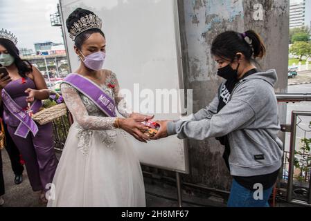 Eine Frau erhält Kondome von Panurat Noibunjong 'Miss LGBT Thailand Friendship 2021' während der Kampagnen zum Welt-Aids-Tag 2021. Zum Welt-Aids-Tag 2021 wurden im Bezirk Ratchathewi, Bangkok, am Siegesdenkmal anlässlich des Welt-Aids-Tages 2021 Kampagnen durchgeführt. Das Thema des Welt-Aids-Tages 2021 der Weltgesundheitsorganisation (WHO) lautet „Beseitigung von Ungleichheiten. End AIDS“. „mit einem besonderen Fokus darauf, die zurückgelassenen Menschen zu erreichen und die wachsenden Ungleichheiten beim Zugang zu wichtigen HIV-Dienstleistungen hervorzuheben. (Foto von Peerapon Boonyakiat/SOPA Images/Sipa USA) Stockfoto