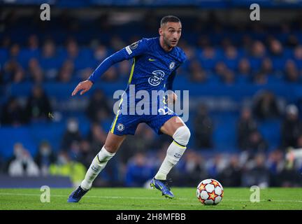 London, Großbritannien. 23rd. November 2021. Hakim Ziyech aus Chelsea während des UEFA Champions League-Spiels zwischen Chelsea und Juventus in Stamford Bridge, London, England am 23. November 2021. Foto von Andy Rowland. Quelle: Prime Media Images/Alamy Live News Stockfoto