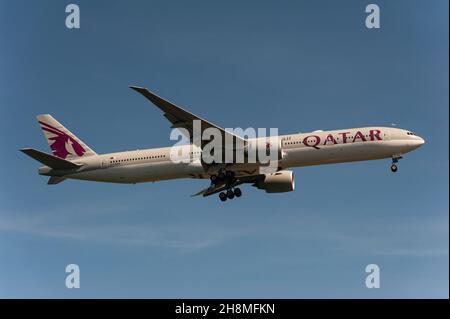 29.11.2021, Singapur, Republik Singapur, Asien - Eine Qatar Airways Boeing 777-300 er Passagiermaschine nähert sich dem Changi Airport zur Landung. Stockfoto