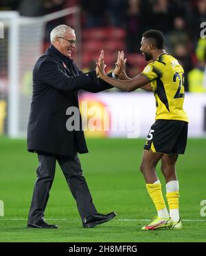 Watford, Großbritannien. 20th. November 2021. Watford-Manager Claudio Ranieri und Emmanuel Dennis von Watford während des Premier League-Spiels zwischen Watford und Manchester United am 20. November 2021 in der Vicarage Road, Watford, England. Foto von Andy Rowland. Quelle: Prime Media Images/Alamy Live News Stockfoto