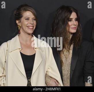 Die Darstellerin Sandra Bullock (R) begleitet die Regisseurin Nora Fingscheidt (L) bei der Premiere von Netfixes Filmdrama „The Unforgivable“ am Dienstag, den 30. November 2021, im DGA Theater in Los Angeles. Storyline: Ruth Slater (Bullock), die nach einer Haftstrafe für ein Gewaltverbrechen aus dem Gefängnis entlassen wurde, tritt erneut in eine Gesellschaft ein, die sich weigert, ihrer Vergangenheit zu vergeben. Angesichts eines schweren Urteils von dem Ort, an dem sie einst zu Hause anrief, besteht ihre einzige Hoffnung auf Erlösung darin, die entfremdete jüngere Schwester zu finden, die sie zurücklassen musste. Foto von Jim Ruymen/UPI Stockfoto