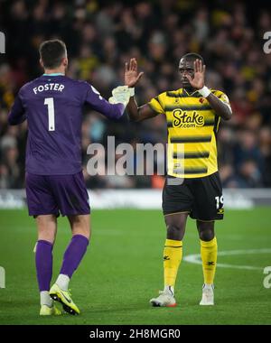 Watford, Großbritannien. 20th. November 2021. Moussa Sissoko aus Watford und Torwart Ben Foster aus Watford während des Premier League-Spiels zwischen Watford und Manchester United am 20. November 2021 in der Vicarage Road, Watford, England. Foto von Andy Rowland. Quelle: Prime Media Images/Alamy Live News Stockfoto