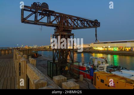 Tel-Aviv, Israel - 24. November 2021: Abendszene des historischen Hafengeländes, mit altem Kran und dem Lesekraftwerk. Tel Aviv, Israel Stockfoto