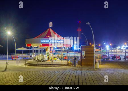 Tel-Aviv, Israel - 24. November 2021: Abendszene des historischen Hafengeländes mit altem Karussell und dem Lesesturzwerk. Tel Aviv, Israel Stockfoto