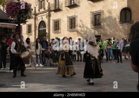 Traditionelles spanisches Fest in der Region Castilla y Leon, Salamanca: Parade in traditionellen Kostümen. Stockfoto