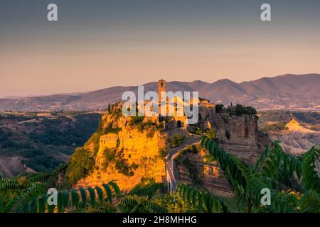 Schöner Sonnenuntergang über Civita di Bagnoregio, Latium, Italien Stockfoto