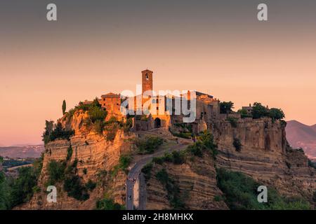 Schöner Sonnenuntergang über Civita di Bagnoregio, Latium, Italien Stockfoto