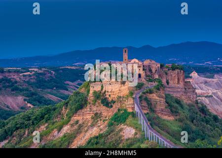 Schöner Sonnenuntergang über Civita di Bagnoregio, Latium, Italien Stockfoto