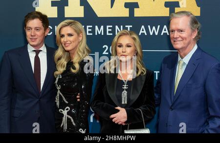 30. November 2021, New York, New York, USA: James Rothschild, Nicky Hilton Rothschild, Kathy Hilton und Richard Hilton nehmen an den 2021 Footwear News Acheivement Awards im Casa Cipriani South Seaport Teil (Bildnachweis: © Lev Radin/Pacific Press via ZUMA Press Wire) Stockfoto