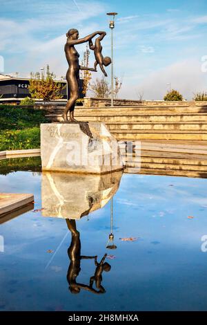 Statue von Thetis und Achilles in Farsala (Heimat des antiken griechischen Helden), Larissa, Thessalien, Griechenland. Stockfoto