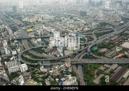BANGKOK, THAILAND – CIRCA FEB 2015: Stadtansicht von Bangkok vom Baiyoke Tower II. Der Baiyoke Tower ist das höchste Gebäude in Thailand mit einer Höhe von 328,4 m. Stockfoto
