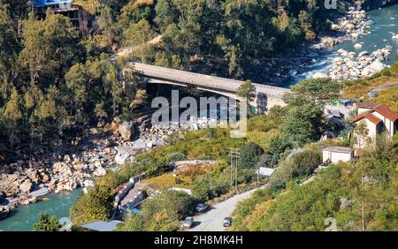 Fluss Satluj mit Brücke in Luftaufnahme und Sarahan-Bergstation in Himachal Pradesh, Indien Stockfoto