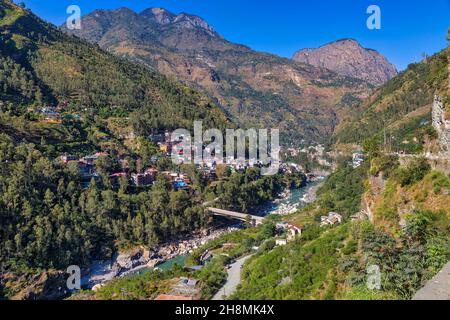 Fluss Satluj mit Brücke in Luftaufnahme und Sarahan-Bergstation in Himachal Pradesh, Indien Stockfoto