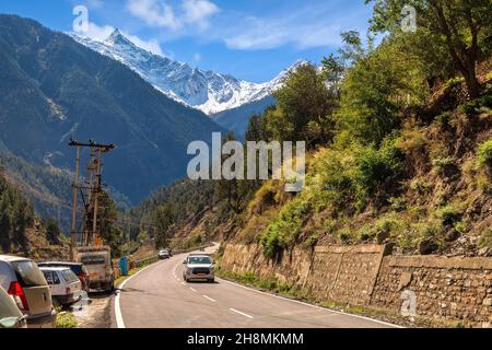 National Highway Road mit landschaftlich reizvoller Berglandschaft und Blick auf die Kinnaur Kailash Himalaya Bergkette in Himachal Pradesh, Indien Stockfoto