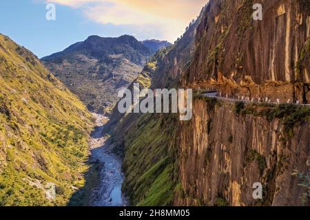 National Highway Road mit landschaftlich reizvoller Himalaya-Berglandschaft in Himachal Pradesh India Stockfoto