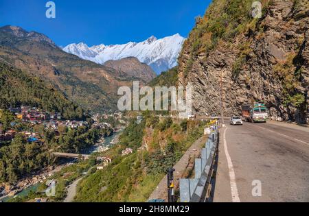 National Highway Road mit landschaftlich reizvoller Berglandschaft und Blick auf die Kinnaur Kailash Himalaya Bergkette in Himachal Pradesh, Indien Stockfoto