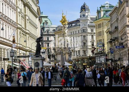 Österreich, Wien - Mai 2019: Touristen nahe der Pestsäule (Dreifaltigkeitssäule) in der Grabenstraße in Wien im Frühling. Die Pestsäule wurde uraufgeführt Stockfoto