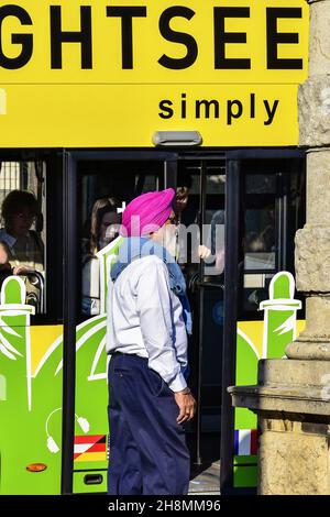 Österreich, Wien - Mai 2019: Ein älterer Inder in der Nähe eines Touristenatvobus. Touristen im historischen Zentrum von Wien, Urlaub, Reisen nach Europa. Stockfoto