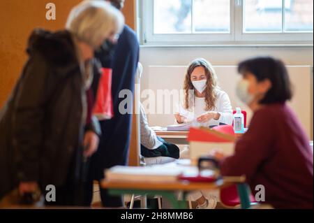 28. November 2021, Sachsen-Anhalt, Weißenfels: Die Vaccinologin Mandy Schwabe (zurück) führt eine Konsultation durch. Ein Impfteam aus dem Burgenland bietet Corona-Impfungen im Hörsaal des Goethegymnasiums an. Das Angebot richtet sich an 12- bis 17-jährige Schüler, ihre Eltern und Lehrer. Sachsen-Anhalt will die Impfrate bei 12- bis 17-Jährigen durch Impfungen in Schulen verbessern. Foto: Christian Modla/ZB/dpa Stockfoto