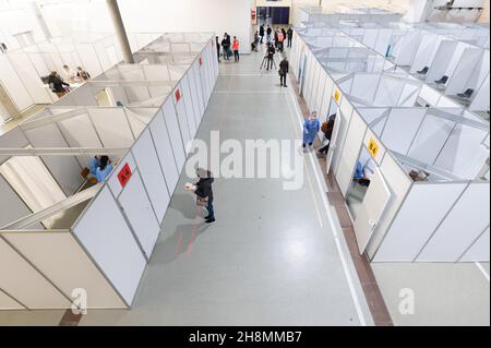 Dresden, Deutschland. 01st Dez 2021. Geimpfungswillige warten vor den Impfständen im Impfzentrum der Messe Dresden. Das Impfzentrum, das vor zwei Monaten geschlossen wurde, wurde wieder eröffnet. Quelle: Sebastian Kahnert/dpa-Zentralbild/dpa/Alamy Live News Stockfoto