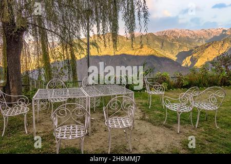 Sitzanordnung für Touristen in einer Hotellobby mit Blick auf die malerische Berglandschaft in Kalpa Himachal Pradesh India Stockfoto